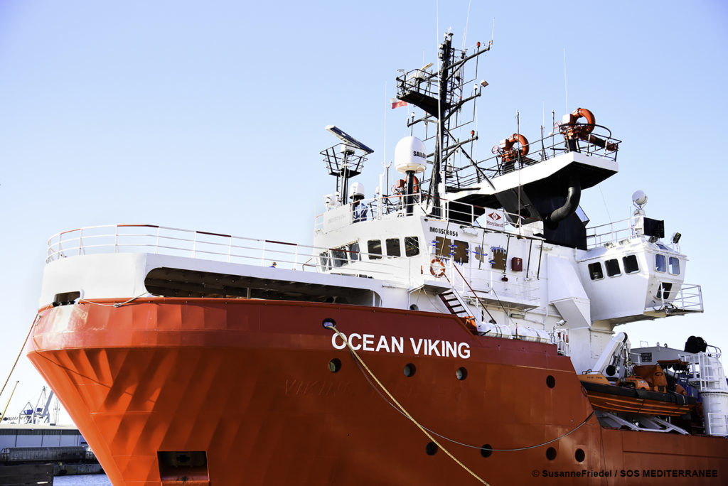 Arrivata in porto a Brindisi nave Ocean Viking con 261 migranti