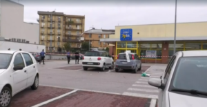 San Severo: Agente della Penitenziaria Spara alla Moglie e si Uccide nel Parcheggio di un Supermercato